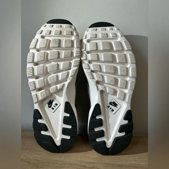 NIKE AIR HUARACHE | MENS 11 - USED TWICE / AMAZING CONDITION - Picture 5 of 6